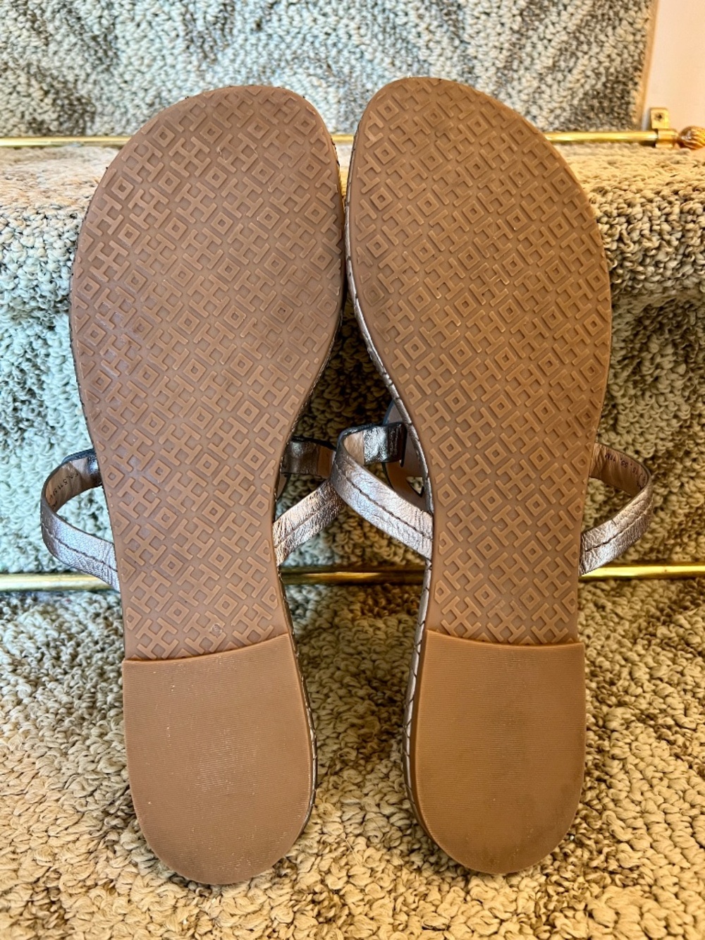 EUC Tory Burch Miller Quilted Thong Sandals in Metallic Pewter Gray Size 11 - Picture 6 of 6